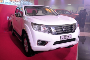 nissan np300 navara ban mot cau so tu dong ve viet nam